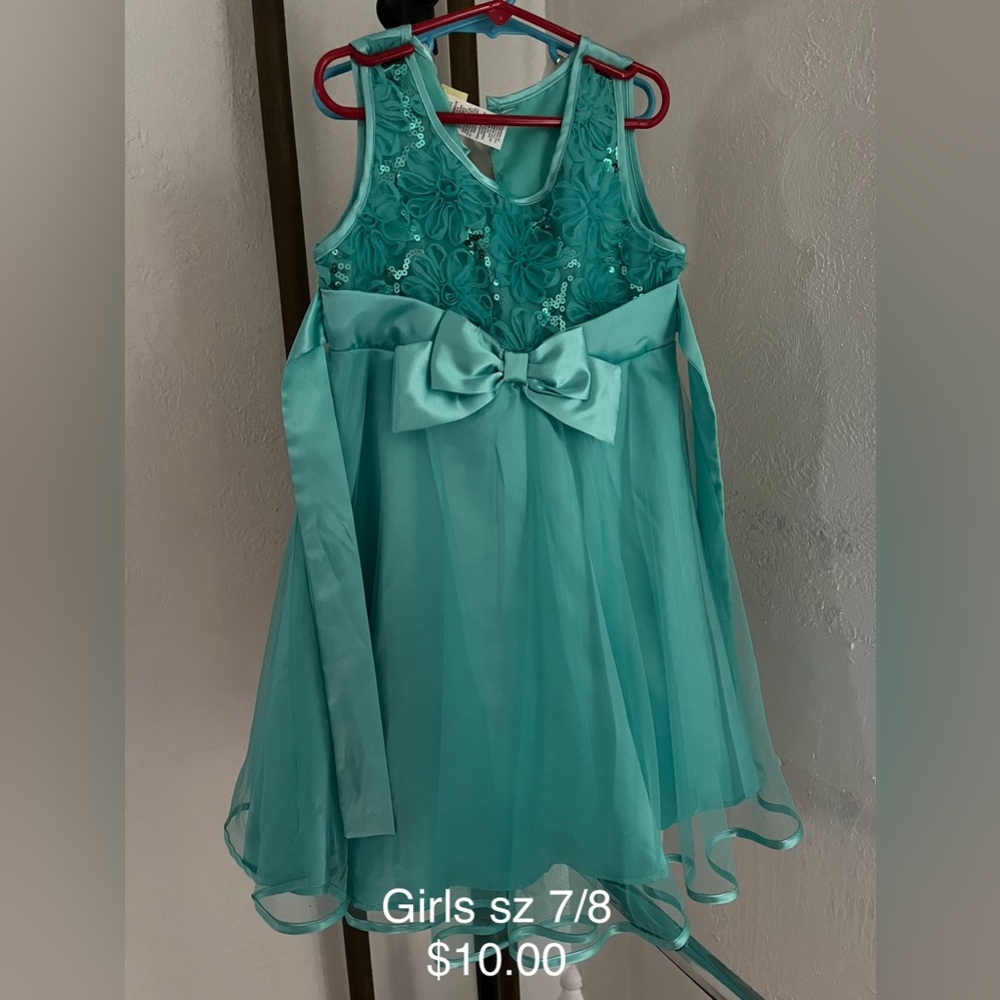 Girlie dresses and pants. Daughter no longer needs do to outgrowing these.